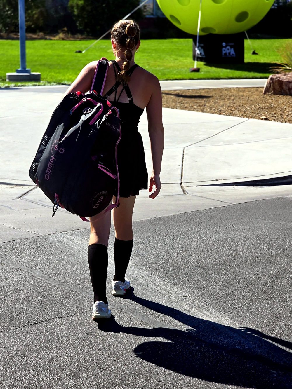 Cailyn Campbell walking to the courts at the PPA Rate Las Vegas Open carrying her Six Zero bag